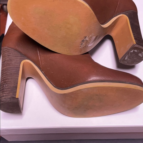 See Chloe 4” bootie Dk Brown -EUC - Picture 4 of 8